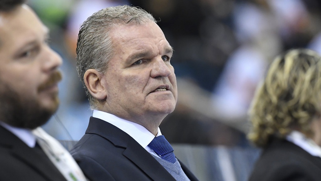 Feljuttatta a hokiválogatottat az elitbe, majd lemondott a sikerkapitány